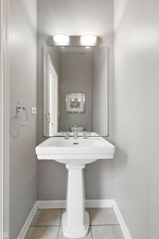 834 W Village Court, Chicago, IL 60608