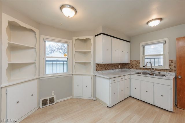 14906 Kingsford Avenue, Cleveland, OH 44128