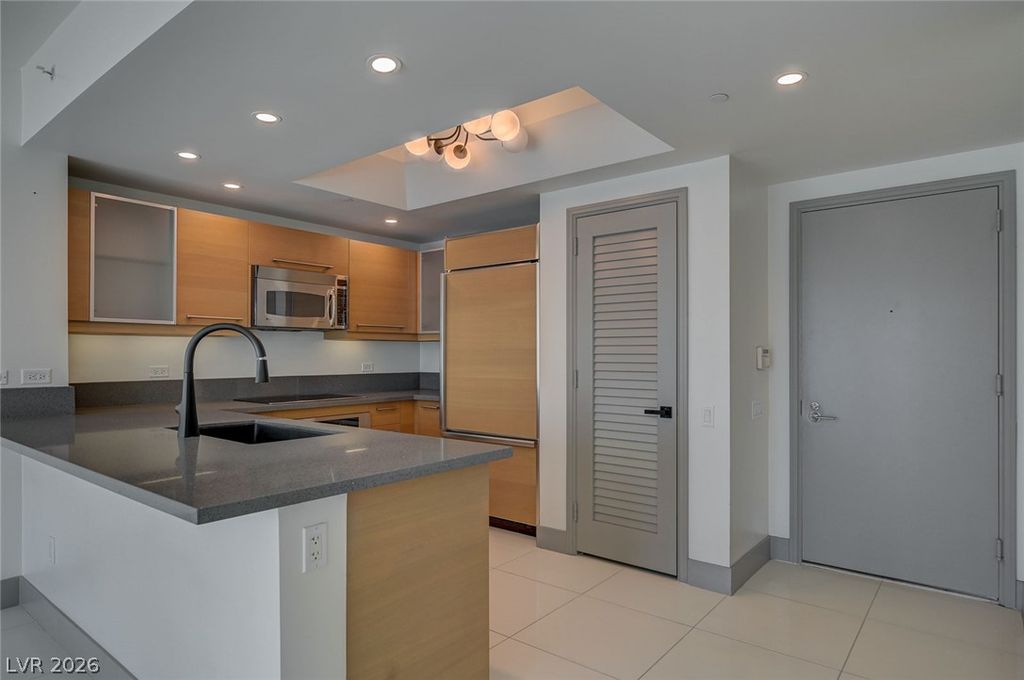222 Karen Avenue 2204, Las Vegas, NV 89109 — exterior