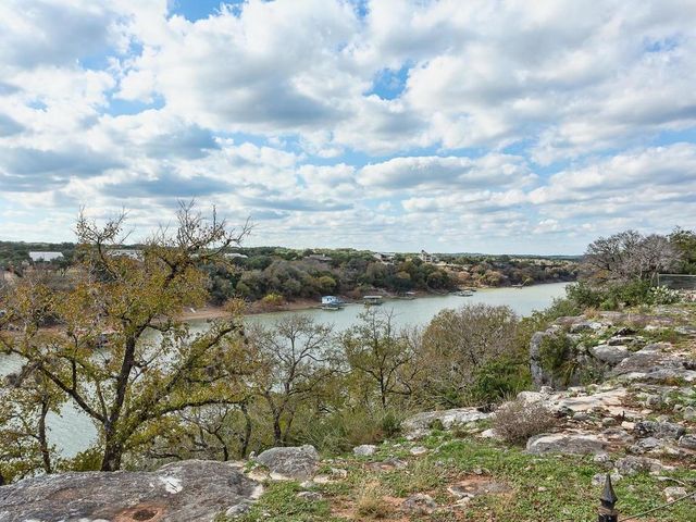 1102 Cliffview DR, Spicewood, TX 78669