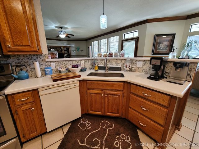 158 N Spinnaker Run, Stigler, OK 74462