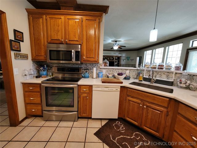 158 N Spinnaker Run, Stigler, OK 74462