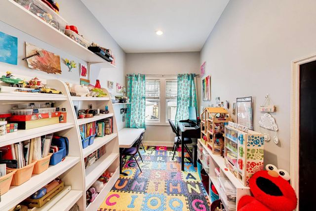 2245 W Melrose Street, Chicago, IL 60618