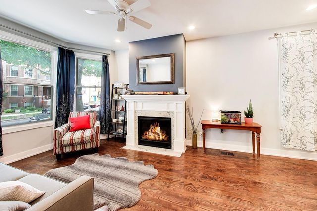 2245 W Melrose Street, Chicago, IL 60618