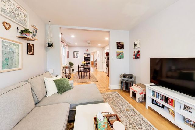 2245 W Melrose Street, Chicago, IL 60618