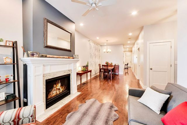 2245 W Melrose Street, Chicago, IL 60618