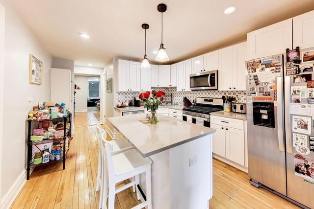 2245 W Melrose Street, Chicago, IL 60618