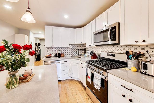 2245 W Melrose Street, Chicago, IL 60618