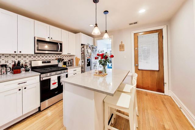 2245 W Melrose Street, Chicago, IL 60618
