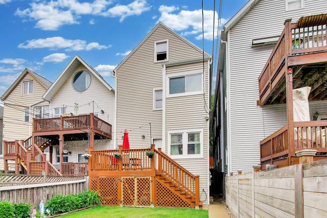 2245 W Melrose Street, Chicago, IL 60618