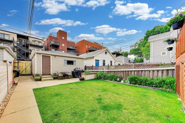 2245 W Melrose Street, Chicago, IL 60618
