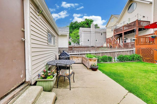 2245 W Melrose Street, Chicago, IL 60618