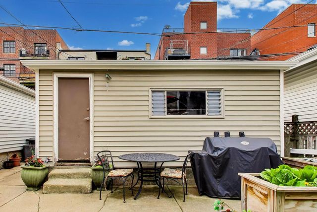 2245 W Melrose Street, Chicago, IL 60618