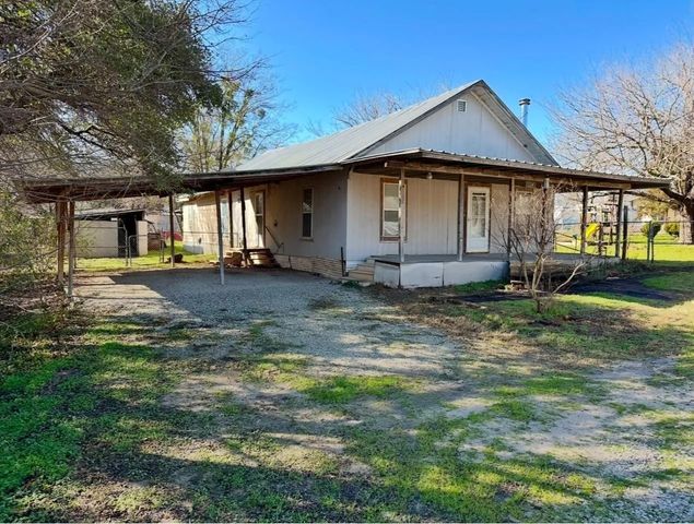 224 W Lowe Avenue, De Leon, TX 76444