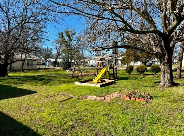 224 W Lowe Avenue, De Leon, TX 76444