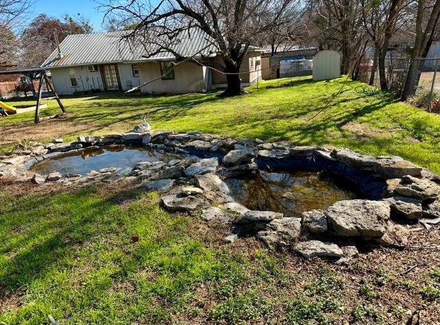 224 W Lowe Avenue, De Leon, TX 76444