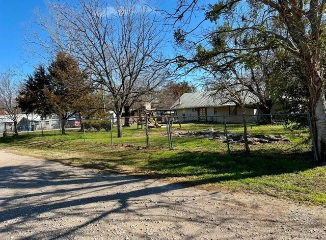 224 W Lowe Avenue, De Leon, TX 76444