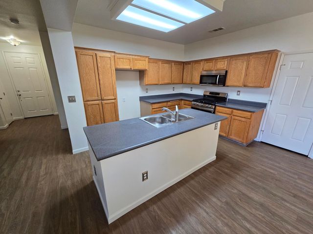 816 W Loyola Avenue, Visalia, CA 93277