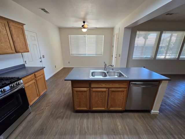 816 W Loyola Avenue, Visalia, CA 93277