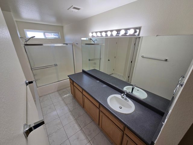 816 W Loyola Avenue, Visalia, CA 93277