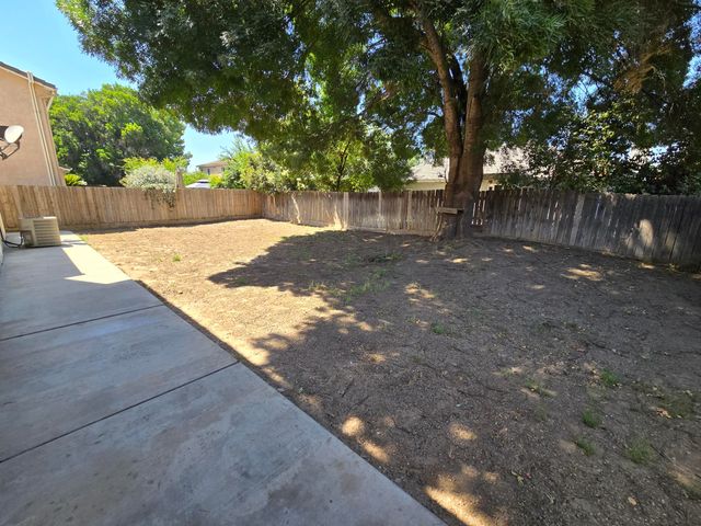 816 W Loyola Avenue, Visalia, CA 93277