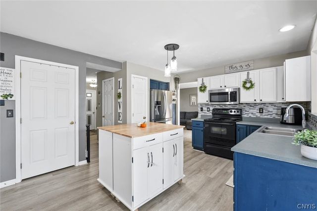 5494 Ravensthorpe, Clay, NY 13041