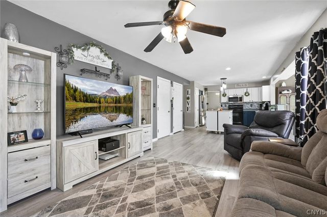 5494 Ravensthorpe, Clay, NY 13041