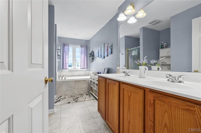 5494 Ravensthorpe, Clay, NY 13041