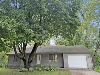 2207 Norwood DRIVE, Waukesha, WI 53188