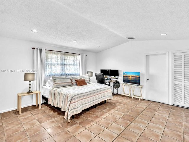 6460 SW 2nd St 1, Miami, FL 33144