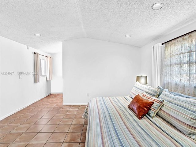 6460 SW 2nd St 1, Miami, FL 33144