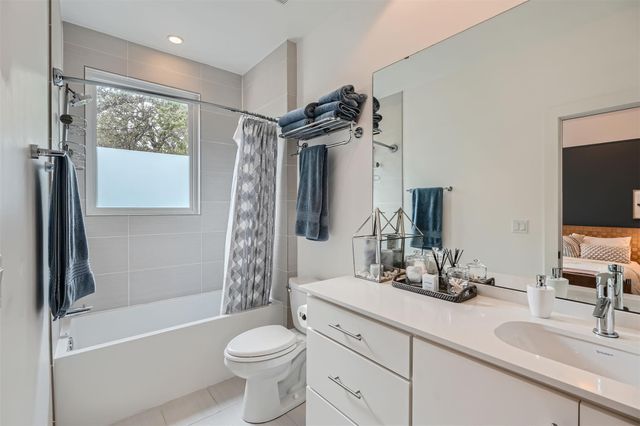 705 E Monroe ST B, Austin, TX 78704