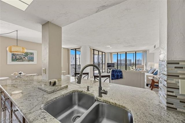 11 Bluebill AVE 1006, Naples, FL 34108