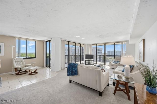 11 Bluebill AVE 1006, Naples, FL 34108