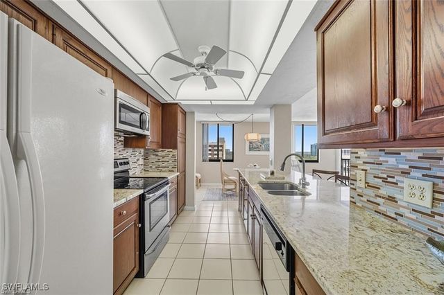 11 Bluebill AVE 1006, Naples, FL 34108