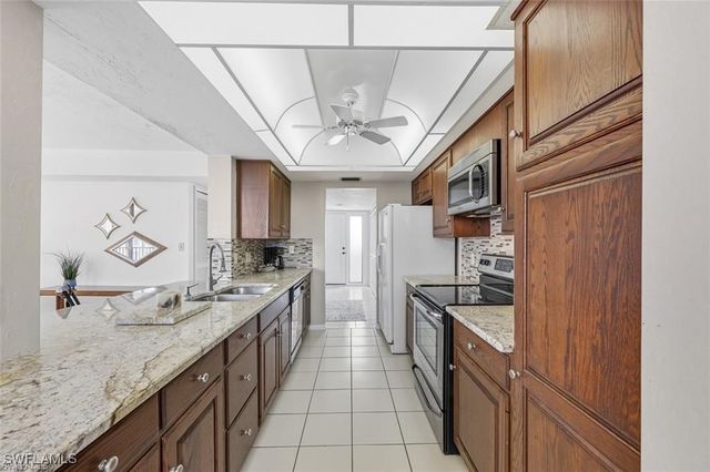 11 Bluebill AVE 1006, Naples, FL 34108