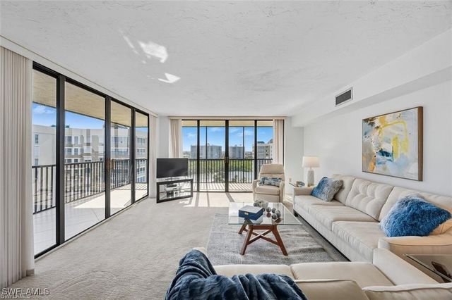 11 Bluebill AVE 1006, Naples, FL 34108