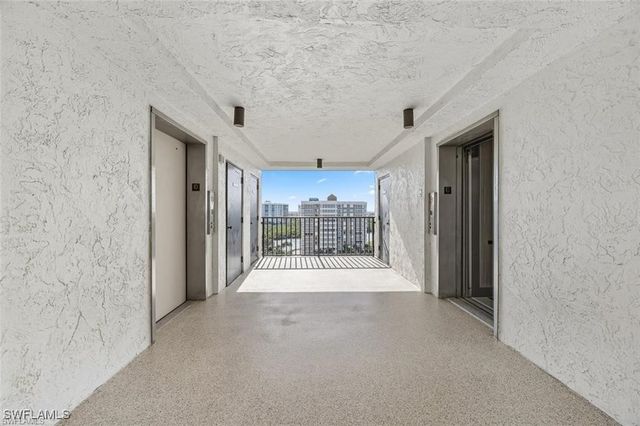 11 Bluebill AVE 1006, Naples, FL 34108