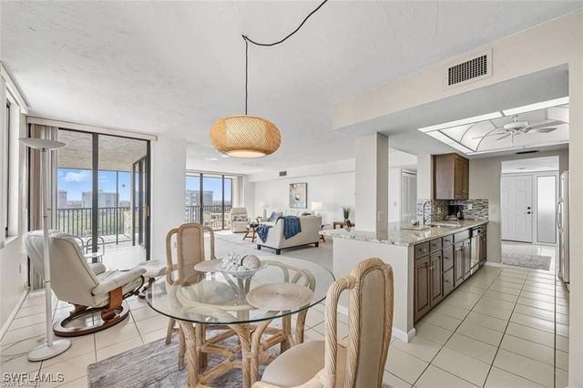 11 Bluebill AVE 1006, Naples, FL 34108