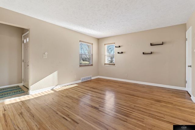 3842 N 65 Avenue, Omaha, NE 68104