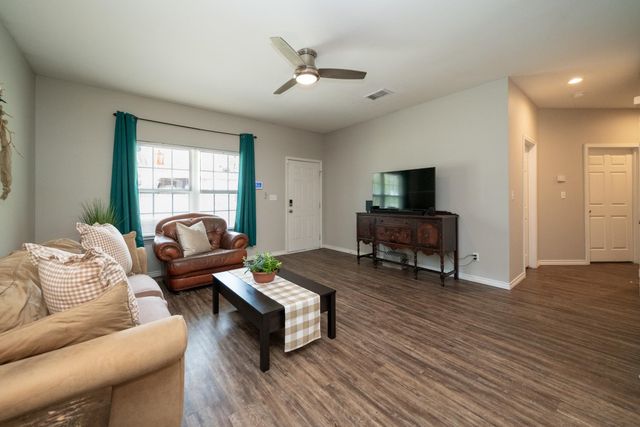 209 W Gay Ave., Gladewater, TX 75647