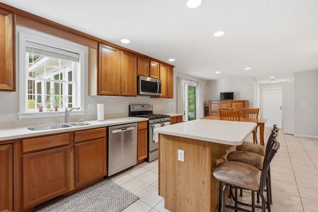 14 Sweet William Circle, Nashua, NH 03062
