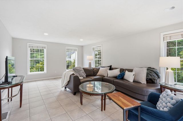 14 Sweet William Circle, Nashua, NH 03062
