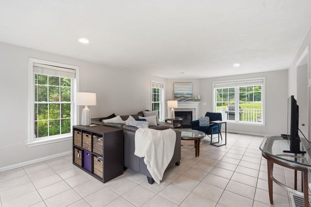 14 Sweet William Circle, Nashua, NH 03062