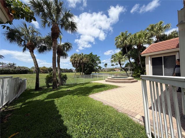 1510 W Lacosta Dr W, Pembroke Pines, FL 33027