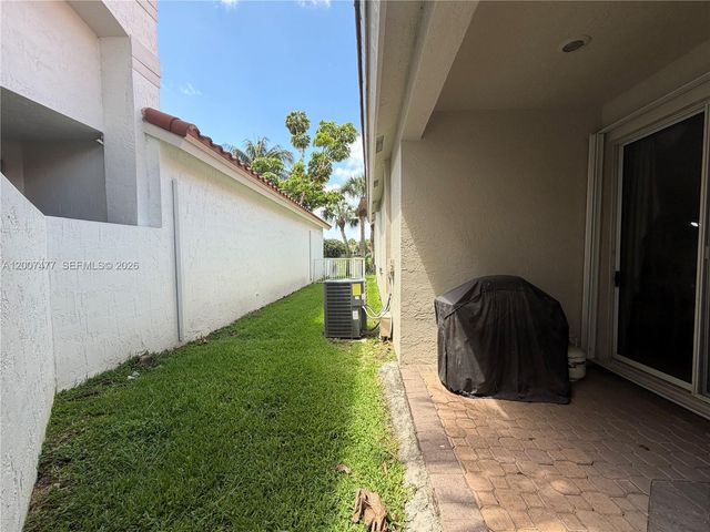 1510 W Lacosta Dr W, Pembroke Pines, FL 33027