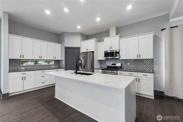 121 Palisades Place, Pacific, WA 98047