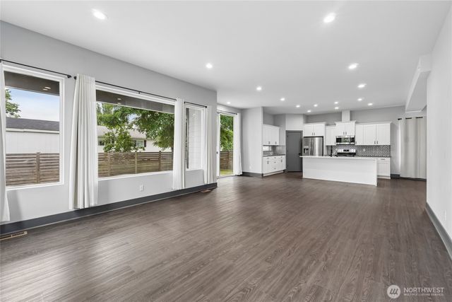 121 Palisades Place, Pacific, WA 98047