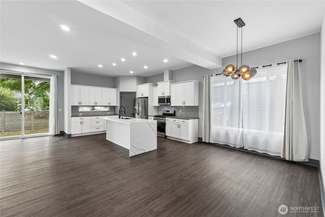121 Palisades Place, Pacific, WA 98047