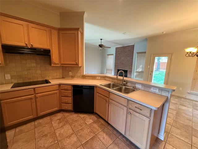 5700 Cherrywood Lane, Arlington, TX 76016